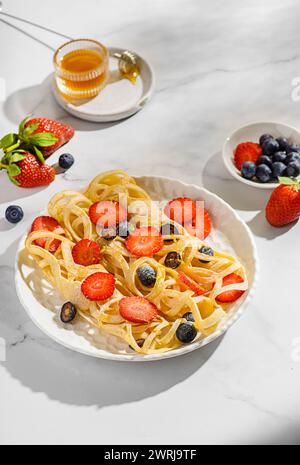 pancake in pizzo con mirtilli e fragole. Foto di alta qualità Foto Stock