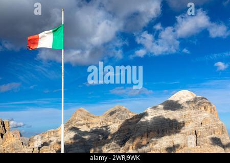 Bandiera italiana sulla cima del monte Langazuoi, dolomiti, Italia Foto Stock