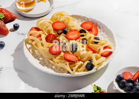 pancake in pizzo con mirtilli e fragole. Foto di alta qualità Foto Stock