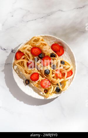 pancake in pizzo con mirtilli e fragole. Foto di alta qualità Foto Stock