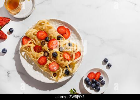 pancake in pizzo con mirtilli e fragole. Foto di alta qualità Foto Stock