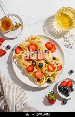 pancake in pizzo con mirtilli e fragole. Foto di alta qualità Foto Stock