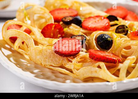 pancake in pizzo con mirtilli e fragole. Foto di alta qualità Foto Stock