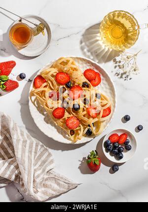 pancake in pizzo con mirtilli e fragole. Foto di alta qualità Foto Stock