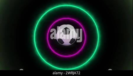 Immagine di forme al neon brillanti sopra il pallone da calcio Foto Stock