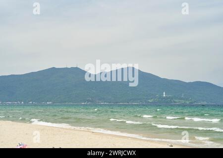 Vista della spiaggia centrale della città di da Nang e della penisola di Son tra. Foto Stock