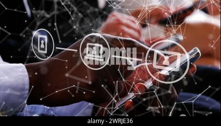 Immagine di connessioni con icone, elaborazione dei dati su persone aziendali che utilizzano smartphone Foto Stock