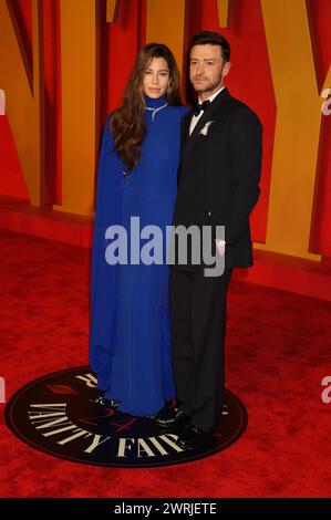 BEVERLY HILLS, CALIFORNIA - 10 MARZO: (L-R) Jessica Biel e Justin Timberlake partecipano al Vanity Fair Oscar Party 2024 condotto da Radhika Jones a Wall Foto Stock