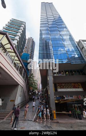 Hong Kong - 15 luglio 2017: Paesaggio urbano del quartiere centrale, vista verticale sulla strada, foto grandangolare con persone che camminano per la città Foto Stock