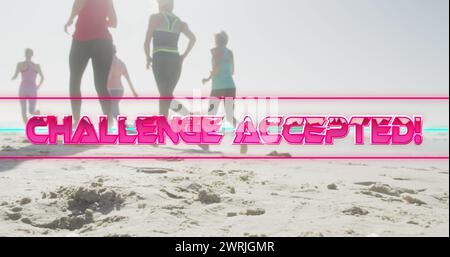 Immagine di una sfida testuale accettata, in rosa lucido, sulle donne che corrono sulla spiaggia Foto Stock