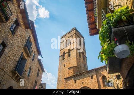Il campanile della chiesa romanica. Ainsa, provincia di Huesca, Aragona, Spagna. Foto Stock