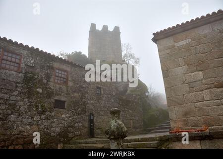 Cammina attraverso la nebbia attraverso i vicoli dello storico villaggio di Sortelha in Portogallo Foto Stock