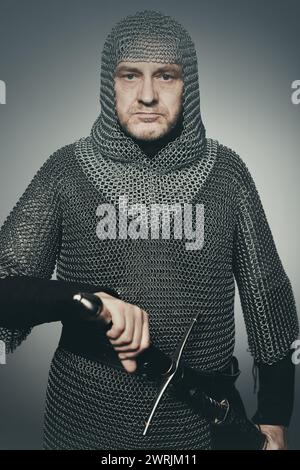 Fanteria medievale uomo armato vestito di armatura a catena Foto Stock