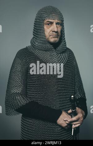 Fanteria medievale uomo armato vestito di armatura a catena Foto Stock