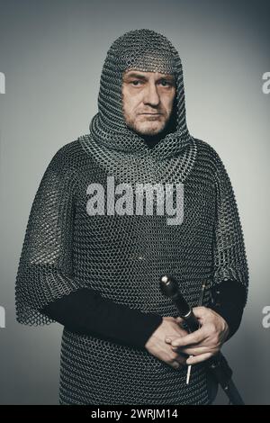 Fanteria medievale uomo armato vestito di armatura a catena Foto Stock
