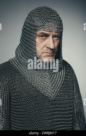 Fanteria medievale uomo armato vestito di armatura a catena Foto Stock