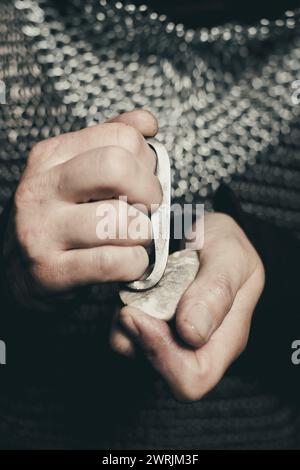 Fanteria medievale uomo armato vestito di armatura a catena Foto Stock