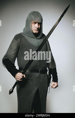 Fanteria medievale uomo armato vestito di armatura a catena Foto Stock