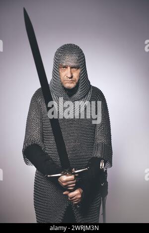 Fanteria medievale uomo armato vestito di armatura a catena Foto Stock