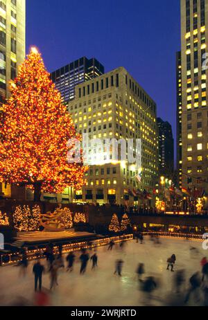 [Etats unis New york Greating season rockfeller plaza pattinaggio su ghiaccio con tradizionali alberi di natale giganti Foto Stock