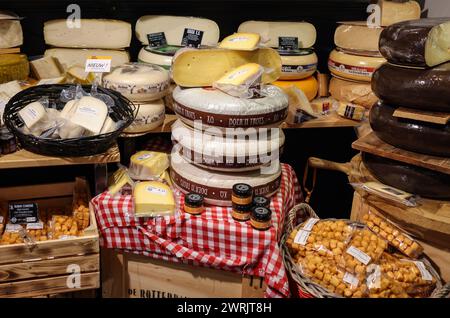 Gouda, The Nehterlands - 20 aprile 2023: Esposizione di formaggi tradizionali olandesi presso il negozio di formaggi locali di Gouda, Paesi Bassi Foto Stock