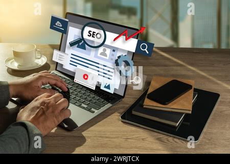 Motore di ricerca dei contenuti Web che ottimizza il marketing SEO o le ricerche di mercato professionali Foto Stock