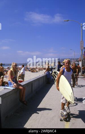 usa californie san diego missione beach surfer su skate board fronte mare Foto Stock