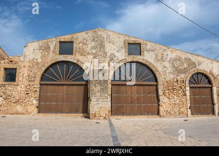 Vecchia fabbrica di tonno nel villaggio di Marzamemi sull'isola di Sicilia, Italia Foto Stock