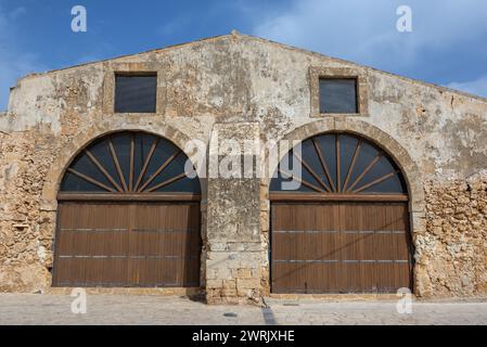 Vecchia fabbrica di tonno nel villaggio di Marzamemi sull'isola di Sicilia, Italia Foto Stock