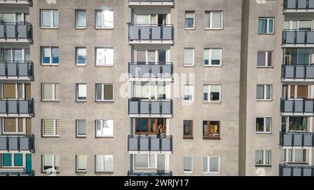 Così chiamato Wielka Pyta - grande casa di pannelli in via Abrahama nella zona di Goclaw, quartiere Praga-Poludnie, città di Varsavia, Polonia Foto Stock