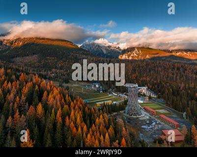 Strbske Pleso, Slovacchia - Vista aerea dell'area del lago Strbske con fogliame autunnale, torre panoramica e montagne degli alti Tatra sullo sfondo di una Foto Stock