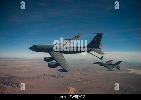 Un F-16 Fighting Falcon, assegnato al 64th Aggressor Squadron, effettua rifornimento aria-aria con un KC-135 Stratotanker Foto Stock