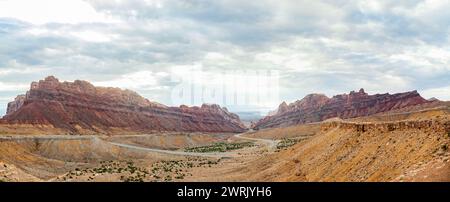 Vista del Wolf Canyon Spotted lungo la i-70 nello Utah centrale, Stati Uniti Foto Stock