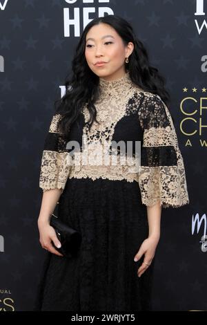 LOS ANGELES - 14 GENNAIO: Awkwafina al 29° Annual Critics Choice Awards - arrivi al Barker Hanger il 14 gennaio 2024 a Santa Monica, CA Foto Stock