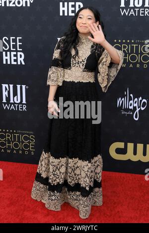 LOS ANGELES - 14 GENNAIO: Awkwafina al 29° Annual Critics Choice Awards - arrivi al Barker Hanger il 14 gennaio 2024 a Santa Monica, CA Foto Stock