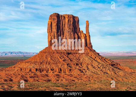 Vista in teleobiettivo di West Mitten con la sua guglia a forma di pollice a destra su un ampio pendio di detriti, Monument Valley Navajo Tribal Park, Arizona. Foto Stock