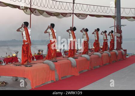 Varanasi, Uttar Pradesh, India - 13 marzo 2019: Cerimonia di Subah e Banaras. Preghiera religiosa celebrata dai sacerdoti indù prima dell'alba sul fiume Gange. Foto Stock