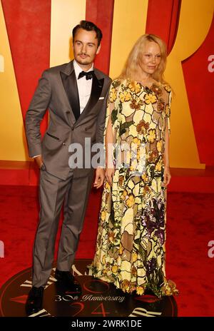 BEVERLY HILLS, CALIFORNIA - 10 MARZO: (L-R) Brandon Thomas Lee e Pamela Anderson partecipano al Vanity Fair Oscar Party 2024 condotto da Radhika Jones al Foto Stock