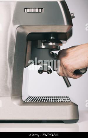 Dettagli sulla preparazione di diverse bevande a base di caffè espresso Foto Stock