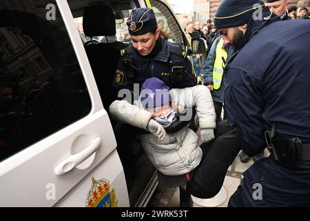 Stoccolma, Svezia. 13 marzo 2024. Greta Thunberg si esibisce all'esterno dell'edificio del Parlamento insieme a un gruppo di attivisti per il clima mercoledì e viene portata via dalla polizia. Stoccolma, 13 marzo 2024. Foto: Fredrik Sandberg/TT/codice 10080 credito: TT News Agency/Alamy Live News Foto Stock