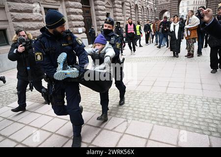 Stoccolma, Svezia. 13 marzo 2024. Greta Thunberg si esibisce all'esterno dell'edificio del Parlamento insieme a un gruppo di attivisti per il clima mercoledì e viene portata via dalla polizia. Stoccolma, 13 marzo 2024. Foto: Fredrik Sandberg/TT/codice 10080 credito: TT News Agency/Alamy Live News Foto Stock