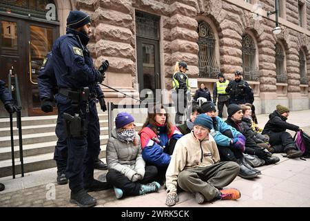 Stoccolma, Svezia. 13 marzo 2024. Greta Thunberg si esibisce all'esterno dell'edificio del Parlamento insieme a un gruppo di attivisti per il clima mercoledì. Stoccolma, 13 marzo 2024. Foto: Fredrik Sandberg/TT/codice 10080 credito: TT News Agency/Alamy Live News Foto Stock