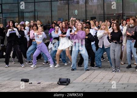 KPOP RANDOM PLAY DANCE BATTLE, HELSINKI: Un grande gruppo di adolescenti prende parte alla KPOP Random Play Dance Battle presso la Helsinki Central Library Oodi in Finlandia, ottobre 2022. Foto: Rob Watkins. INFO: K-POP casuale Play Dance Battles sono sfide popolari in cui i partecipanti devono ballare con canzoni K-pop casuali. Questi eventi, spesso tenuti in studi di danza o online, mettono alla prova le conoscenze e le abilità dei ballerini nell'esecuzione di coreografie da vari gruppi K-pop, promuovendo una competizione amichevole. Foto Stock