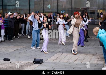 KPOP RANDOM PLAY DANCE BATTLE, HELSINKI: Un grande gruppo di adolescenti prende parte alla KPOP Random Play Dance Battle presso la Helsinki Central Library Oodi in Finlandia, ottobre 2022. Foto: Rob Watkins. INFO: K-POP casuale Play Dance Battles sono sfide popolari in cui i partecipanti devono ballare con canzoni K-pop casuali. Questi eventi, spesso tenuti in studi di danza o online, mettono alla prova le conoscenze e le abilità dei ballerini nell'esecuzione di coreografie da vari gruppi K-pop, promuovendo una competizione amichevole. Foto Stock