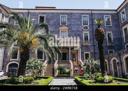 Cortile di Palazzo San Giuliano, edificio dell'Università di Catania, città di Catania sull'isola di Sicilia, Italia Foto Stock
