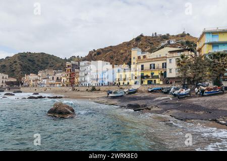 Barche a Giardini Naxos nella città metropolitana di Messina sull'isola di Sicilia Foto Stock