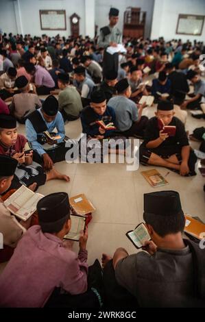 Medan, Indonesia. 13 marzo 2024. Ben 1.400 studenti sono visti leggere il Sacro Corano durante il mese sacro di Ramadan 1445 Hijri al collegio islamico di AR Raudhatul Hasanah a Medan, Indonesia, il 13 marzo 2024. Foto di Aditya Sutanta/ABACAPRESS.COM credito: Abaca Press/Alamy Live News Foto Stock