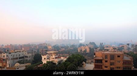 Una fantastica mattinata nebbiosa al Cairo. Sullo sfondo c'è la grande Piramide di Giza in Egitto Foto Stock