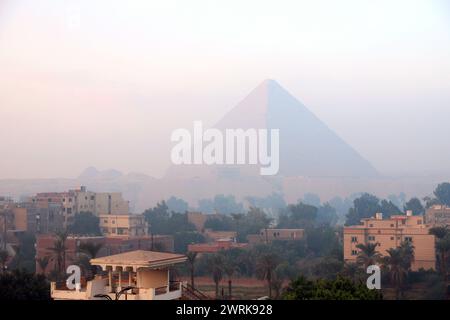 Una fantastica mattinata nebbiosa al Cairo. Sullo sfondo c'è la grande Piramide di Giza in Egitto Foto Stock