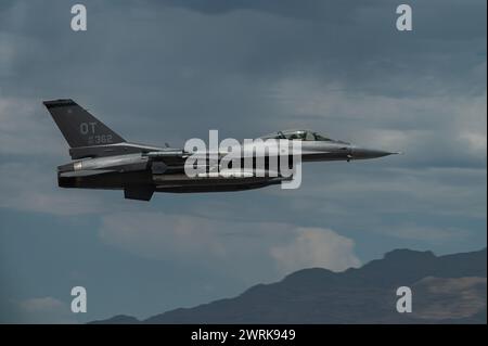 Un F-16C Fighting Falcon assegnato al 422nd test and Evaluation Squadron decolla per una missione alla Nellis Air Force base, Nevada, 15 giugno 2023 Foto Stock